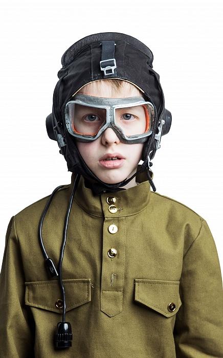 Очки и шлемофон для военного летчика